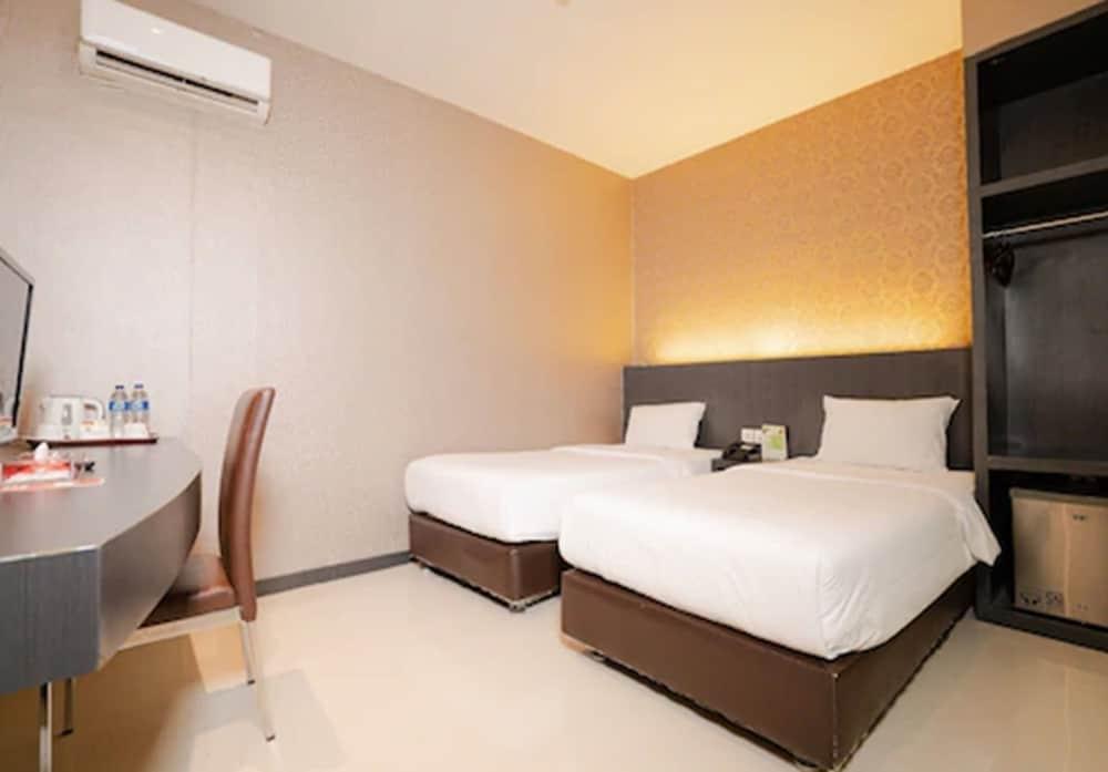 The Crew Hotel Kualanamu International Airport Medan Extérieur photo