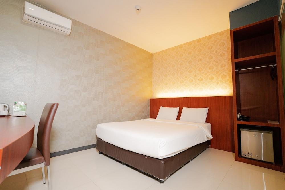 The Crew Hotel Kualanamu International Airport Medan Extérieur photo