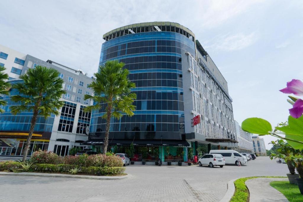 The Crew Hotel Kualanamu International Airport Medan Extérieur photo