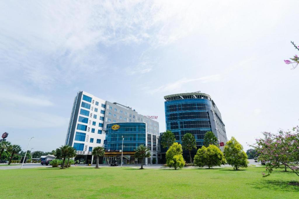 The Crew Hotel Kualanamu International Airport Medan Extérieur photo