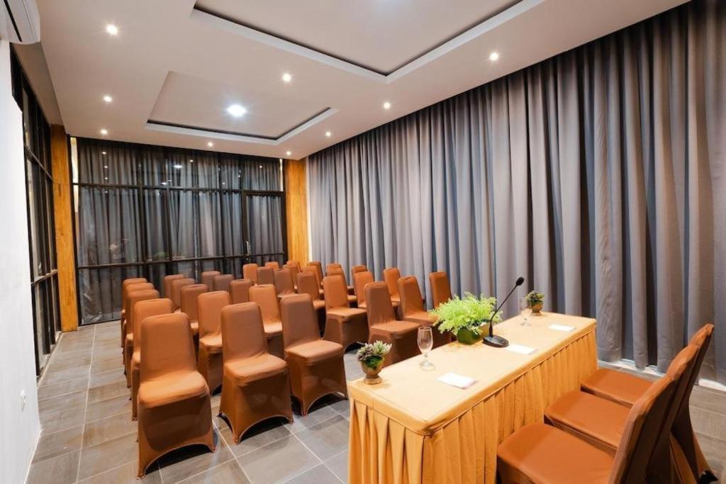 The Crew Hotel Kualanamu International Airport Medan Extérieur photo