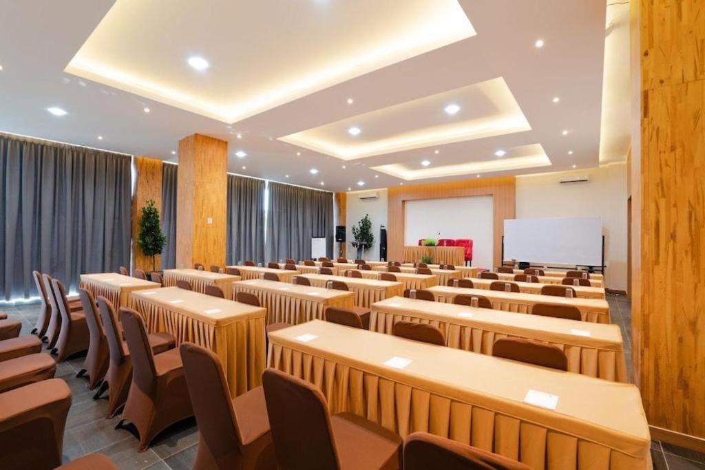 The Crew Hotel Kualanamu International Airport Medan Extérieur photo