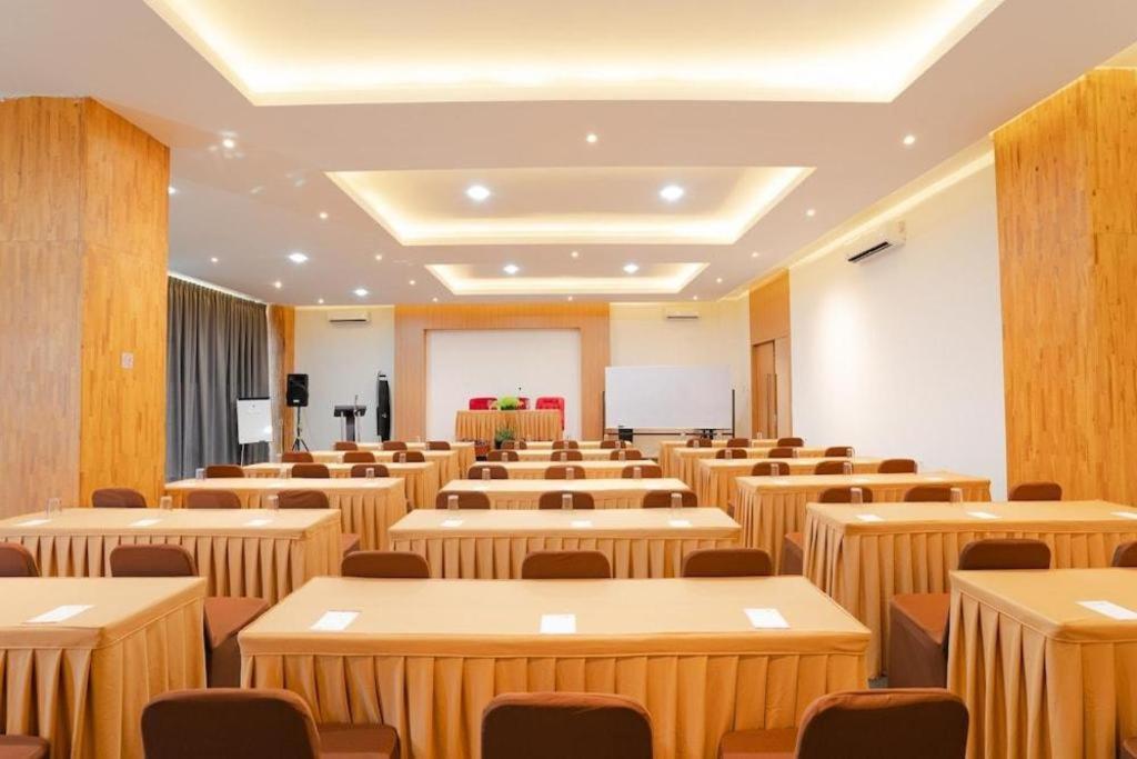 The Crew Hotel Kualanamu International Airport Medan Extérieur photo