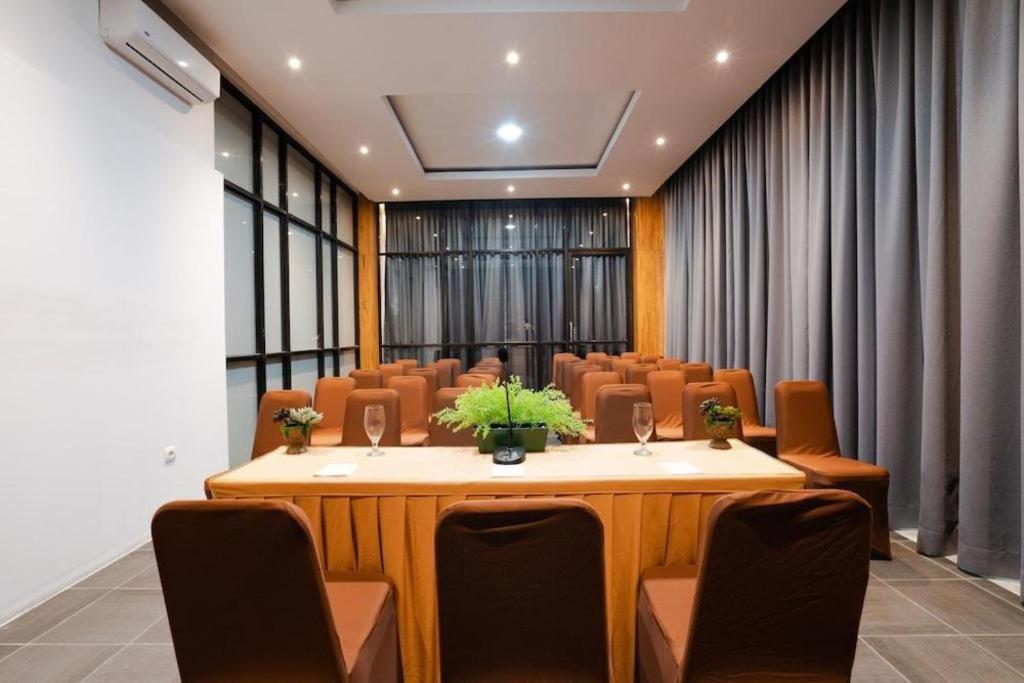 The Crew Hotel Kualanamu International Airport Medan Extérieur photo