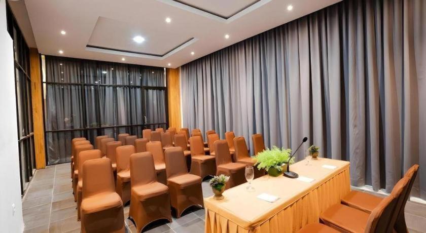 The Crew Hotel Kualanamu International Airport Medan Extérieur photo