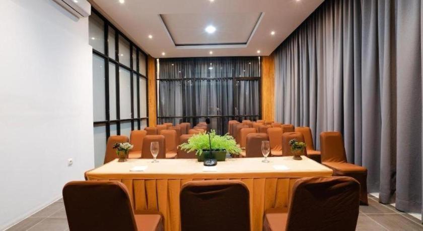 The Crew Hotel Kualanamu International Airport Medan Extérieur photo
