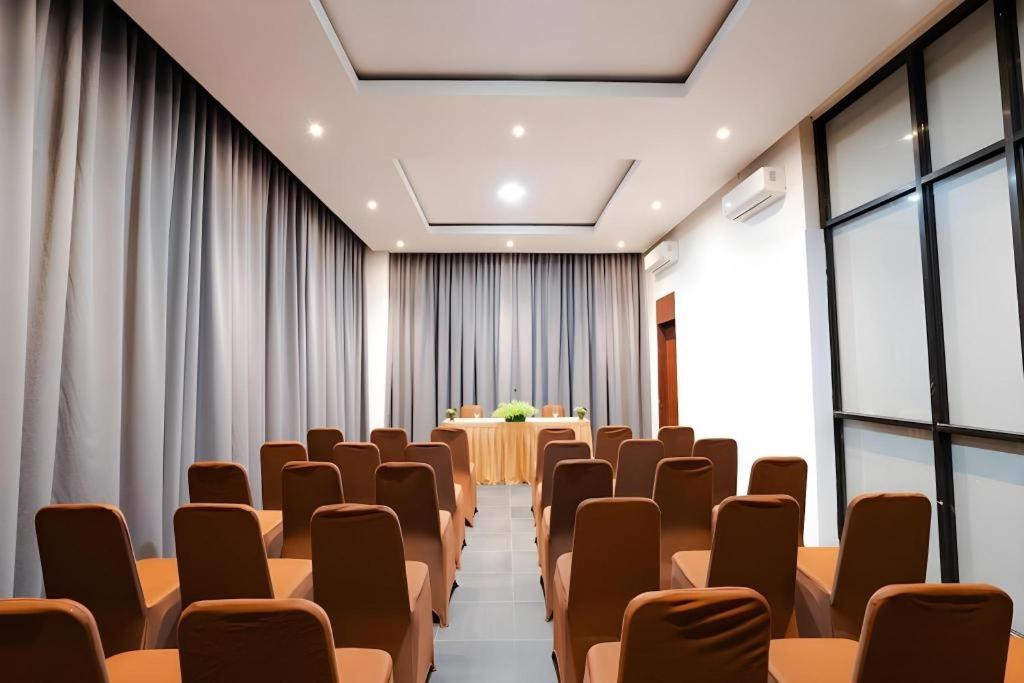 The Crew Hotel Kualanamu International Airport Medan Extérieur photo