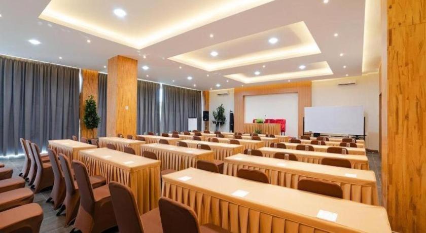 The Crew Hotel Kualanamu International Airport Medan Extérieur photo