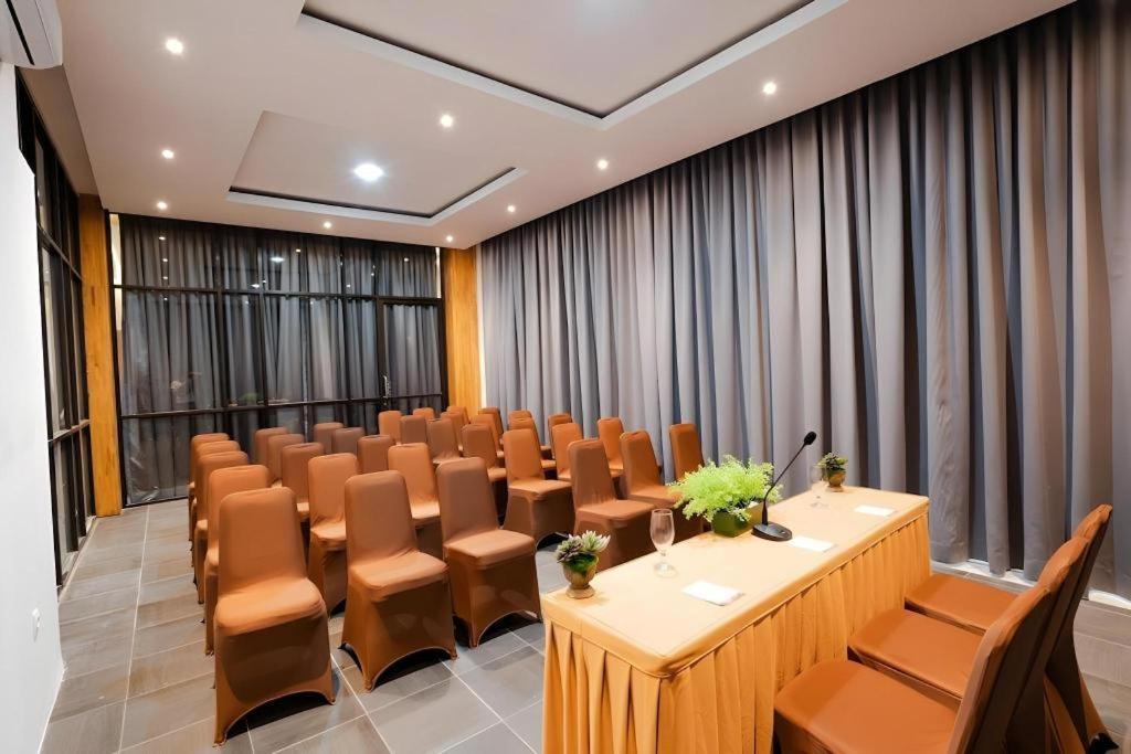 The Crew Hotel Kualanamu International Airport Medan Extérieur photo