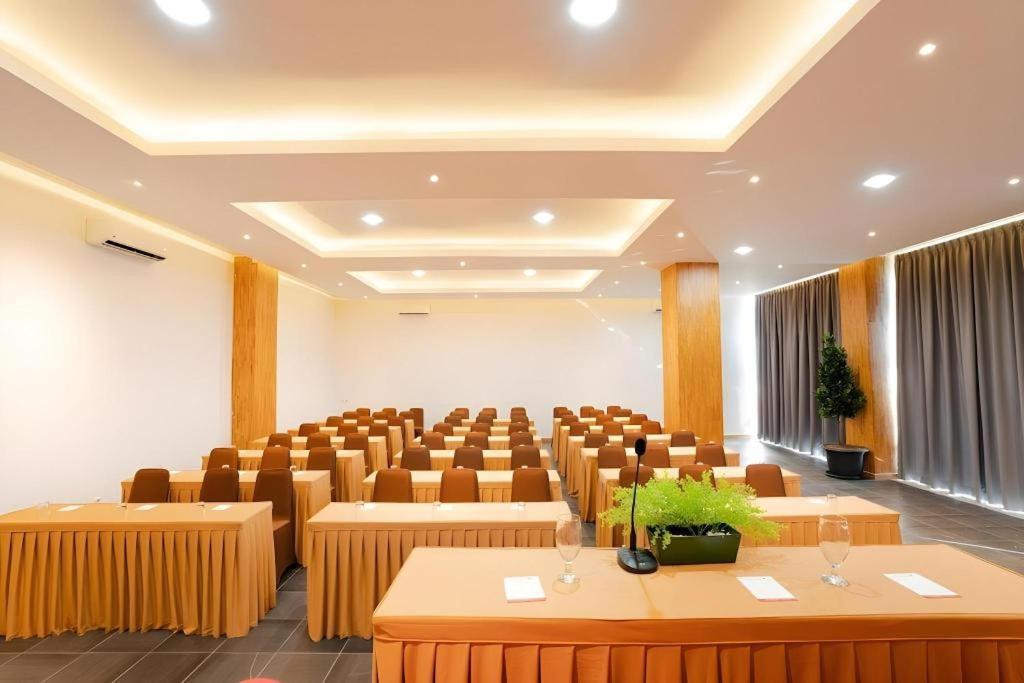 The Crew Hotel Kualanamu International Airport Medan Extérieur photo