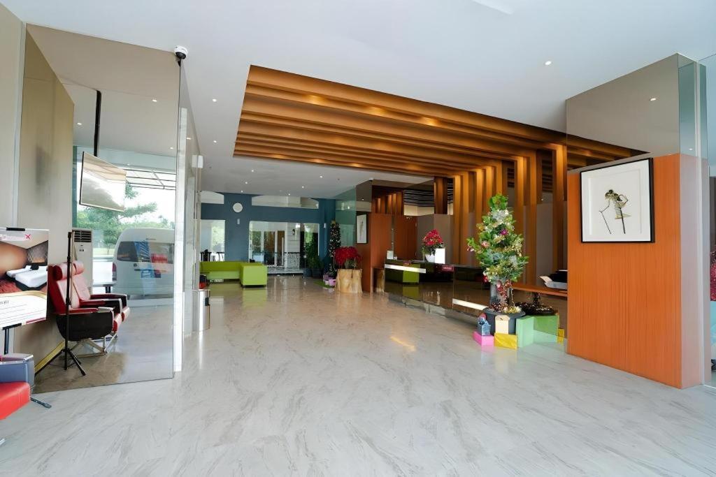 The Crew Hotel Kualanamu International Airport Medan Extérieur photo