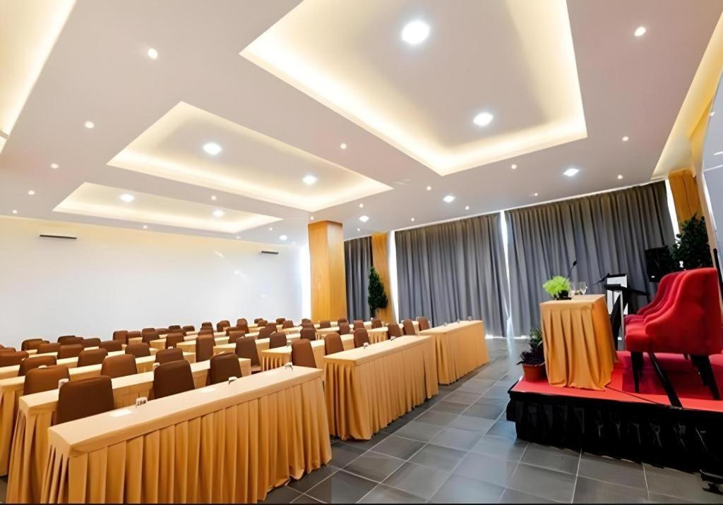 The Crew Hotel Kualanamu International Airport Medan Extérieur photo